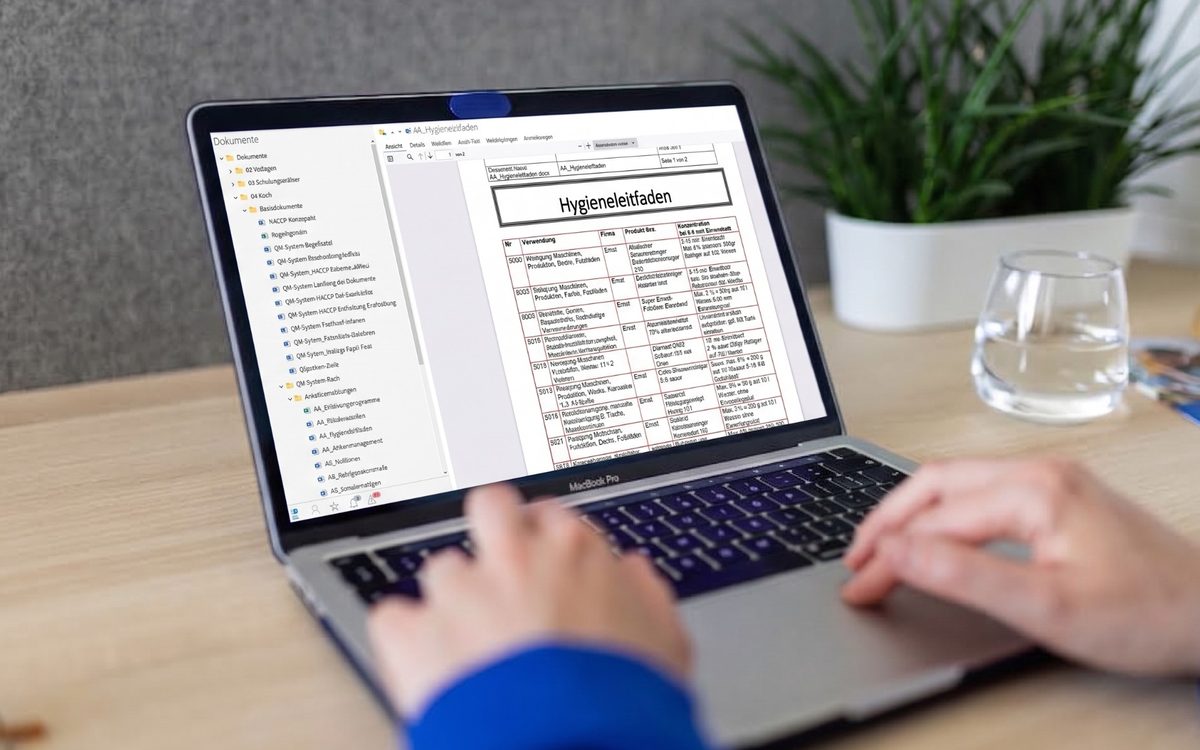 Hygieneleitfaden im digitalen Dokumentenmanagement am Laptop (KI-generiertes Bild)